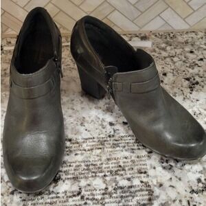 Clarks Bendable Stroll Sangria Leather Women's 8.5 Ankle Bootie Dark Olive green